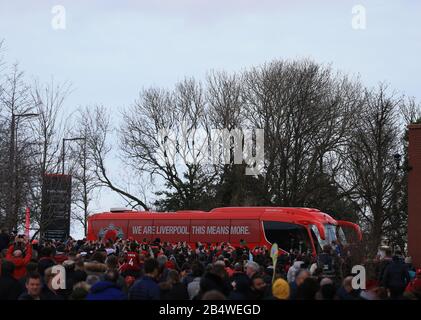 Anfield, Liverpool, Merseyside, Royaume-Uni. 7 mars 2020. Football de la Premier League anglaise, Liverpool contre AFC Bournemouth ; les fans de Liverpool se tournent vers l'arrivée du bus d'équipe à Anfield Road avant le match crédit: Action plus Sports/Alay Live News Banque D'Images