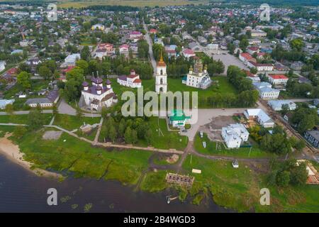 Place de la vieille cathédrale dans le paysage urbain le matin d'août (photographie aérienne). Kargopol, Russie Banque D'Images