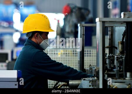 Les travailleurs chinois fabriquent des moteurs électriques intégrés à l'usine de CCS Electric à Qingdao City, dans la province de Shandong en Chine orientale, le 2 mars 2020 Banque D'Images