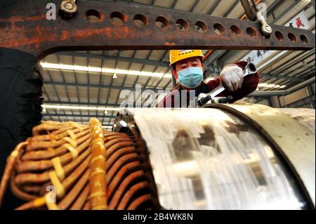 Les travailleurs chinois fabriquent des moteurs électriques intégrés à l'usine de CCS Electric à Qingdao City, dans la province de Shandong en Chine orientale, le 2 mars 2020 Banque D'Images