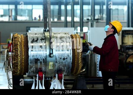 Les travailleurs chinois fabriquent des moteurs électriques intégrés à l'usine de CCS Electric à Qingdao City, dans la province de Shandong en Chine orientale, le 2 mars 2020 Banque D'Images