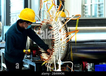 Les travailleurs chinois fabriquent des moteurs électriques intégrés à l'usine de CCS Electric à Qingdao City, dans la province de Shandong en Chine orientale, le 2 mars 2020 Banque D'Images