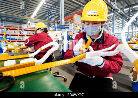 Les travailleurs chinois fabriquent des moteurs électriques intégrés à l'usine de CCS Electric à Qingdao City, dans la province de Shandong en Chine orientale, le 2 mars 2020 Banque D'Images