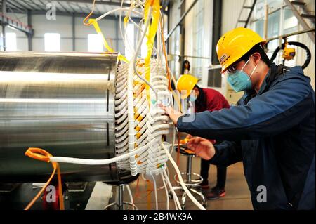 Les travailleurs chinois fabriquent des moteurs électriques intégrés à l'usine de CCS Electric à Qingdao City, dans la province de Shandong en Chine orientale, le 2 mars 2020 Banque D'Images