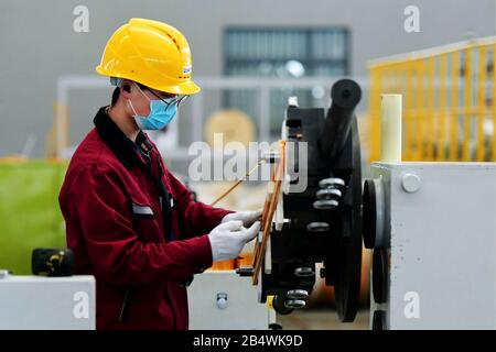 Les travailleurs chinois fabriquent des moteurs électriques intégrés à l'usine de CCS Electric à Qingdao City, dans la province de Shandong en Chine orientale, le 2 mars 2020 Banque D'Images