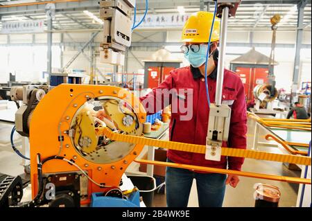 Les travailleurs chinois fabriquent des moteurs électriques intégrés à l'usine de CCS Electric à Qingdao City, dans la province de Shandong en Chine orientale, le 2 mars 2020 Banque D'Images