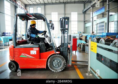 Les travailleurs chinois fabriquent des moteurs électriques intégrés à l'usine de CCS Electric à Qingdao City, dans la province de Shandong en Chine orientale, le 2 mars 2020 Banque D'Images