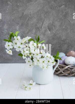 Fleur de cerisier printanière et nid avec œufs de pâques Banque D'Images