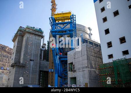 Vue des réacteurs 5 et 6 en construction à la centrale nucléaire de Tianwan à Lianyungang, dans la province de Jiangsu en Chine orientale, le 5 mars 2020. Banque D'Images