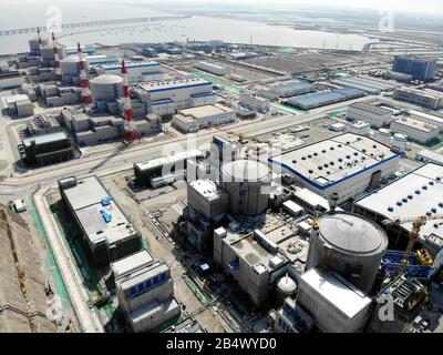 Vue des réacteurs 5 et 6 en construction à la centrale nucléaire de Tianwan à Lianyungang, dans la province de Jiangsu en Chine orientale, le 5 mars 2020. Banque D'Images