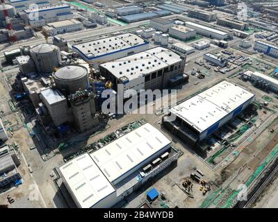 Vue des réacteurs 5 et 6 en construction à la centrale nucléaire de Tianwan à Lianyungang, dans la province de Jiangsu en Chine orientale, le 5 mars 2020. Banque D'Images