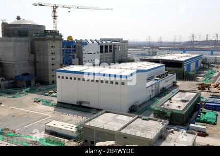 Vue des réacteurs 5 et 6 en construction à la centrale nucléaire de Tianwan à Lianyungang, dans la province de Jiangsu en Chine orientale, le 5 mars 2020. Banque D'Images