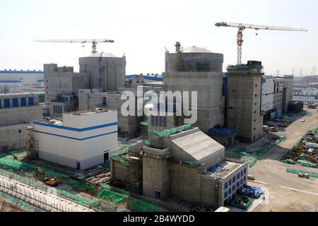 Vue des réacteurs 5 et 6 en construction à la centrale nucléaire de Tianwan à Lianyungang, dans la province de Jiangsu en Chine orientale, le 5 mars 2020. Banque D'Images