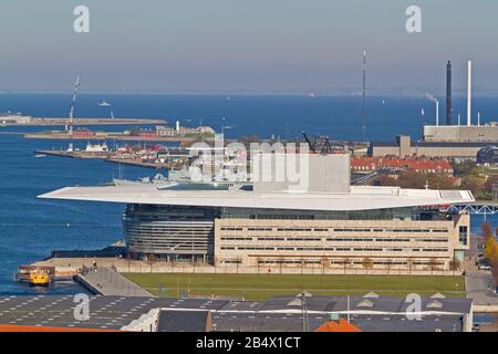 Vue aérienne de l'Opéra royal danois sur le front de mer dans le port intérieur de Copenhague, Danemark. La Suède peut être vue dans la brume. Banque D'Images