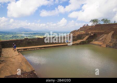 SIGIRIA, SRI LANKA - 16 MARS 2015 : touristes sur les ruines antiques du palais royal sur le sommet de la montagne Sigiriya Banque D'Images