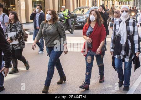 Beyrouth, Liban. 7 mars 2020: Les manifestants anti-gouvernementaux portent des masques de protection contre le covid 19 dans les rues lorsqu'ils font campagne contre le gouvernement. Corruption et paralysie économique . Le Liban est confronté à des tensions économiques et financières, faisant des protestations contre une élite dirigeante accusée de plonger le pays dans la crise crédit: Amer ghazzal/Alay Live News Banque D'Images