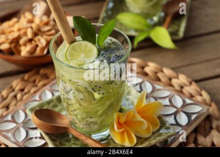 Es Kuwut. Un cocktail de fruits balinais de melon de miel, de noix de coco et de basilic. Banque D'Images