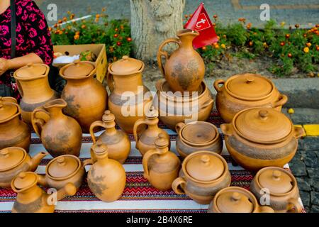 Vinnytsia Ukraine - septembre 09, 2017: Anniversaire de la ville de Vinnytsia. Une femme qui vend des pots d'argile. Banque D'Images