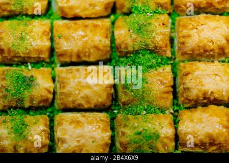 Pistache Baklava, pâtisserie orientale dans le bazar à Istanbul, Turquie Banque D'Images