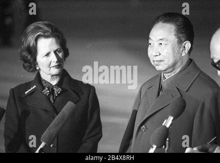 Le Premier ministre britannique Margaret Thatcher salua Hua Guofeng, président du Parti communiste chinois à son arrivée à Heathrow à Londres en octobre 1979. Banque D'Images