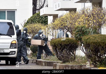 Séoul, Corée Du Sud. 7 mars 2020. Les travailleurs fournissent des produits de première nécessité aux personnes en quarantaine dans un appartement à Daegu, en Corée du Sud, le 7 mars 2020. La Corée du Sud a confirmé samedi 274 autres cas de COVID-19, portant le nombre total d'infections à 7 041 à 16 h (NESMSI/Handout via Xinhua) crédit: Xinhua/Alay Live News Banque D'Images