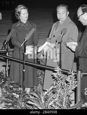 Le Premier ministre britannique Margaret Thatcher salua Hua Guofeng, président du Parti communiste chinois à son arrivée à Heathrow à Londres en octobre 1979. Banque D'Images