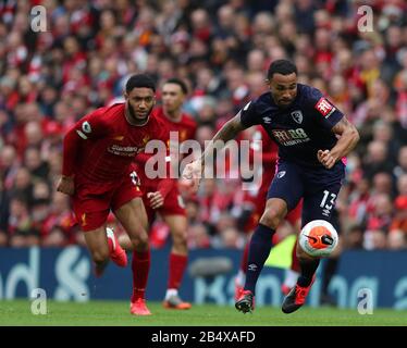 Anfield, Liverpool, Merseyside, Royaume-Uni. 7 mars 2020. English Premier League Football, Liverpool contre AFC Bournemouth; Callum Wilson de Bournemouth courses à l'écart de Joe Gomez de Liverpool crédit: Action plus Sports/Alay Live News Banque D'Images