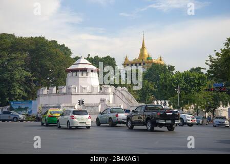 Bangkok, THAÏLANDE - 13 DÉCEMBRE 2016 : fort Mahaikan ancien et chedi du temple de Golden Mountain dans un paysage urbain Banque D'Images