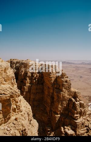 Cratère de Ramon (Maktesh Ramon), une érosion naturelle au coeur du désert du Negev. Mitzpe Ramon, Israël Banque D'Images