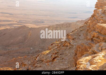 Cratère de Ramon (Maktesh Ramon), une érosion naturelle au coeur du désert du Negev. Mitzpe Ramon, Israël Banque D'Images