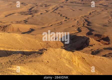 Cratère de Ramon (Maktesh Ramon), une érosion naturelle au coeur du désert du Negev. Mitzpe Ramon, Israël Banque D'Images