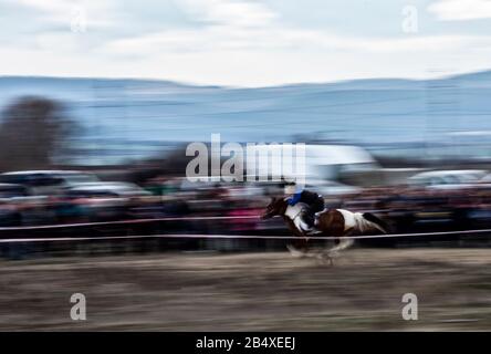 Aprilovo, Bulgarie. 7 mars 2020. L'homme bulgare a son cheval pendant les célébrations marquant les vacances traditionnelles "Todorov den" également connu sous le nom de Horse Easter, dans le village d'Aprilovo, à quelque 35 kilomètres de Sofia, Bulgarie, 07 mars 2020. Crédit: Borislav Troshev/Zuma Wire/Alay Live News Banque D'Images