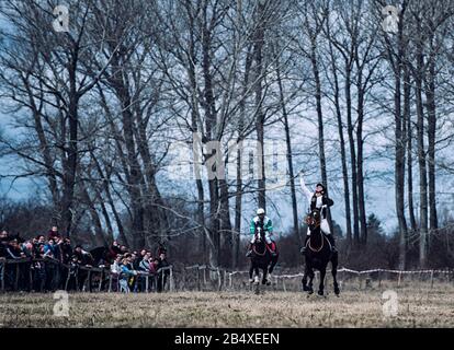 Aprilovo, Bulgarie. 7 mars 2020. Les hommes bulgares parcourent leurs chevaux pendant les célébrations marquant les vacances traditionnelles "Todorov den" également connu sous le nom de Horse Easter, dans le village d'Aprilovo, à quelque 35 kilomètres de Sofia, Bulgarie, 07 mars 2020. Crédit: Borislav Troshev/Zuma Wire/Alay Live News Banque D'Images