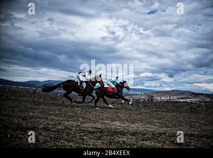 Aprilovo, Bulgarie. 7 mars 2020. Les hommes bulgares parcourent leurs chevaux pendant les célébrations marquant les vacances traditionnelles "Todorov den" également connu sous le nom de Horse Easter, dans le village d'Aprilovo, à quelque 35 kilomètres de Sofia, Bulgarie, 07 mars 2020. Crédit: Borislav Troshev/Zuma Wire/Alay Live News Banque D'Images