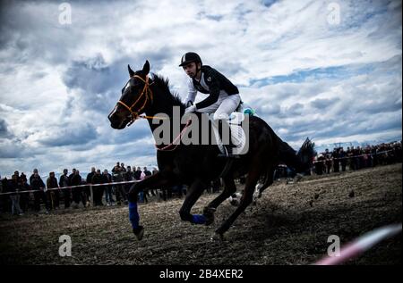 7 mars 2020, Aprilovo, Bulgarie: Les hommes bulgares font leurs chevaux pendant les célébrations marquant les vacances traditionnelles "Todorov den" également connu sous le nom de Horse Easter, dans le village d'Aprilovo, à environ 35 kilomètres de Sofia, Bulgarie, 07 mars 2020. (Image De Crédit : © Borislav Troshev/Zuma Wire) Banque D'Images