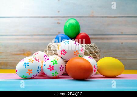 Oeufs de Pâques, joyeuses décorations de vacances de chasse du dimanche de Pâques Banque D'Images