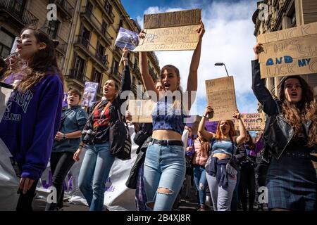 Barcelone, Espagne. 06 mars 2020. Les manifestants tiennent des pancartes tout en marchant pendant la manifestation.Convoqués par l'Union étudiante, des milliers d'élèves du secondaire ont manifesté à Barcelone avec la devise Contre la violence sexiste et l'éducation de Franco comme préambule de la Journée internationale de la femme du 8 mars. Crédit: Sopa Images Limited/Alay Live News Banque D'Images