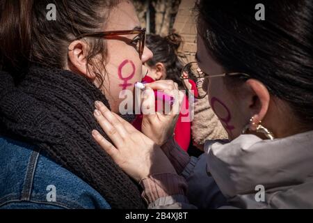 Barcelone, Espagne. 06 mars 2020. Des manifestants avec peinture sur leur visage pendant la manifestation.Convoqués par l'Union étudiante, des milliers d'élèves du secondaire ont manifesté à Barcelone avec la devise Contre la violence sexiste et l'éducation de Franco comme préambule de la Journée internationale de la femme du 8 mars. Crédit: Sopa Images Limited/Alay Live News Banque D'Images