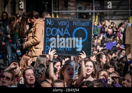 Barcelone, Espagne. 06 mars 2020. Un manifestant tient un placarde pendant la manifestation.Convoquée par l'Union étudiante, des milliers d'élèves du secondaire ont démontré à Barcelone la devise Contre la violence sexiste et l'éducation de Franco comme préambule du 8 mars, Journée internationale de la femme. Crédit: Sopa Images Limited/Alay Live News Banque D'Images