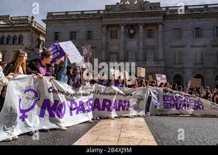 Barcelone, Espagne. 06 mars 2020. Les manifestants tiennent des pancartes et des bannières pendant la manifestation.Convoqués par l'Union des étudiants, des milliers d'élèves du secondaire ont manifesté à Barcelone avec la devise Contre la violence sexiste et l'éducation de Franco comme préambule de la Journée internationale de la femme du 8 mars. Crédit: Sopa Images Limited/Alay Live News Banque D'Images