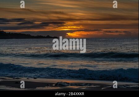 Coucher de soleil sur la côte californienne de Carmel, en face de point Lobos. Californie. Banque D'Images