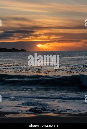 Coucher de soleil sur la côte californienne de Carmel, en face de point Lobos. Californie. Banque D'Images