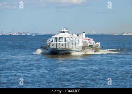 Peterhof, RUSSIE - 30 MAI 2017: Bateau hydroglisseur soviétique série Meteor dans les eaux du golfe de Finlande Banque D'Images