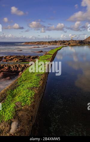 Le mur de la piscine El Pcis avec mousse verte, près de l'océan Atlantique avec des roches volcaniques, la photographie de longue exposition, Tacoronte, Tenerife, îles Canaries, Espagne Banque D'Images