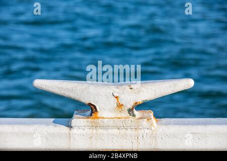 Large fente en métal blanc sur un bateau Banque D'Images