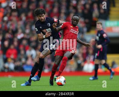 Anfield, Liverpool, Merseyside, Royaume-Uni. 7 mars 2020. English Premier League Football, Liverpool contre AFC Bournemouth; Philip Billing of Bournemouth rivalise pour la balle avec Sadio Mane de Liverpool Credit: Action plus Sports/Alay Live News Banque D'Images