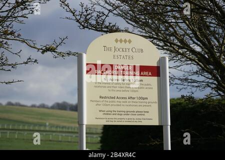 Signe d'avertissement sur les gallops d'entraînement à l'est de Newmarket Banque D'Images