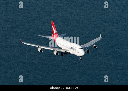 Avions Boeing 747 de Qantas Airways au-dessus des eaux de Botany Bay. 747 Bsur la dernière approche de l'aéroport international de Sydney Kingsford Smith. VH-OJS. Banque D'Images