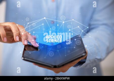Businessman holding un smartphone avec la science appliquée, la nouvelle technologie d'inscription concept