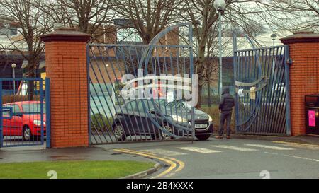 Glasgow, Écosse, Royaume-Uni, 7 mars 2020: Le complexe sportif Scottoun a été fermé ce matin aux amateurs de sport et aux amateurs de sport, et la femme de rugby international annulée en raison de la peur de Coronavirus. L'un des joueurs de rugby féminins a été découvert infecté et un utilisateur hebdomadaire des installations de gym. Les portes ont été ouvertes pour permettre aux travailleurs de partir en voiture et à pied. Les clients déçus ont été confrontés à des avis aux portes fermées et les stands étaient vides. Copywrite Gerard Ferry/ Alay Live News Banque D'Images